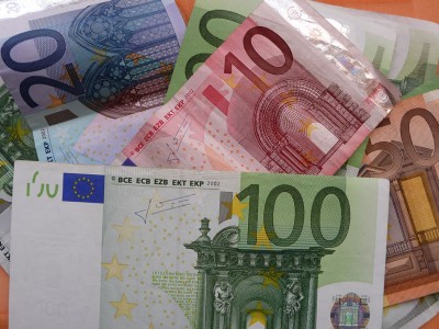 Bargeld, Euro, Finanzen